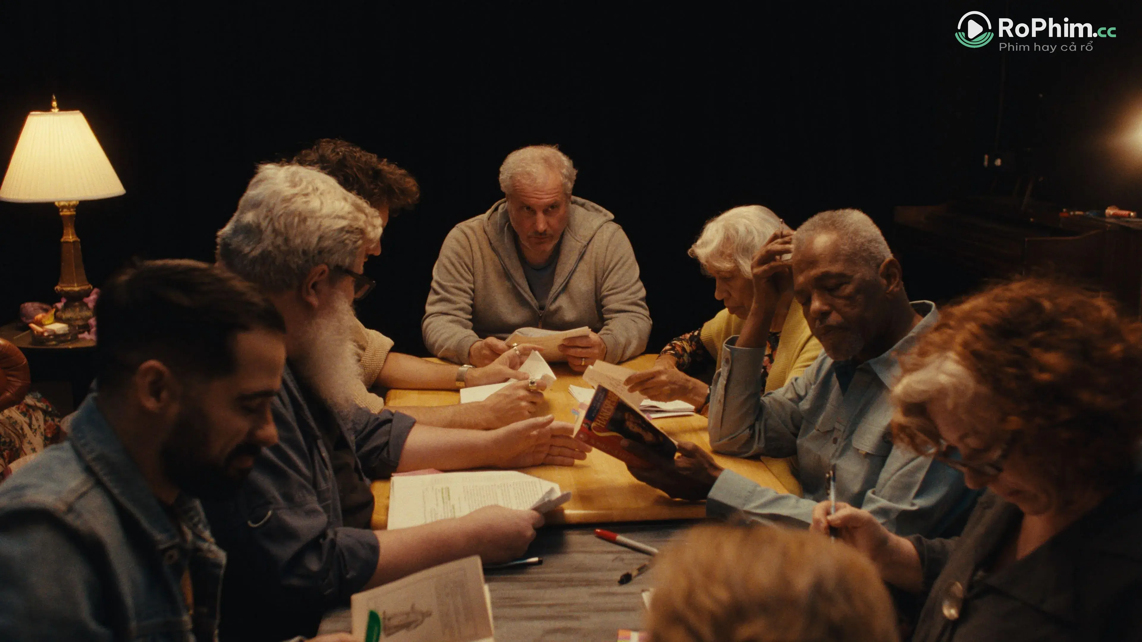 Dưới Ánh Đèn Mờ Tập Full